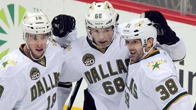 Reilly Smith (zleva), Jaromír Jágr a Vernon Fiddler oslavují gól českého útočníka Dallasu v souboji s Coloradem. Reilly Smith (zleva), Jaromír Jágr a Vernon Fiddler oslavují gól českého útočníka Dallasu v souboji s Coloradem.