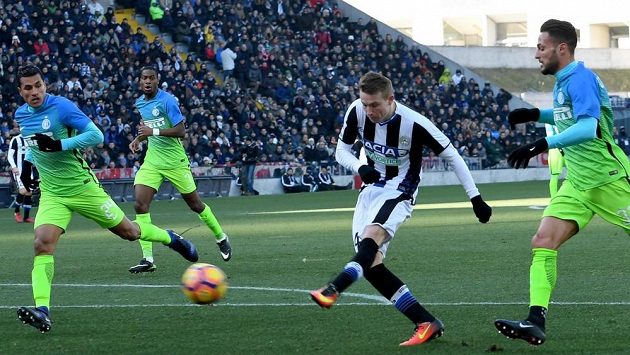 Útočník Udine Jakub Jankto (druhý zprava) střílí gól do sítě Interu Milán v utkání 19. kola italské ligy. Útočník Udine Jakub Jankto (druhý zprava) střílí gól do sítě Interu Milán v utkání 19. kola italské ligy.