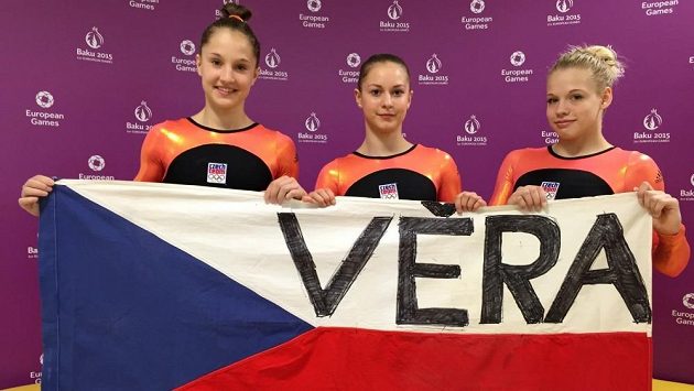 České gymnastky (zleva) Anna Maria Kanyai, Veronika Cenková a Petra Fialová a jejich pozdrav Věře Čáslavské. České gymnastky (zleva) Anna Maria Kanyai, Veronika Cenková a Petra Fialová a jejich pozdrav Věře Čáslavské.