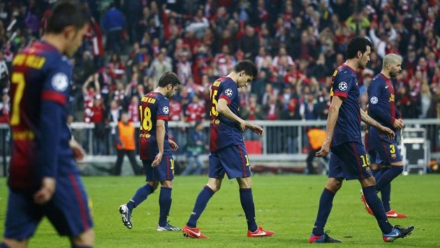 Zklamaní fotbalisté Barcelony odcházejí do kabin po výprasku od Bayernu Mnichov v semifinále Ligy mistrů. Zklamaní fotbalisté Barcelony odcházejí do kabin po výprasku od Bayernu Mnichov v semifinále Ligy mistrů.