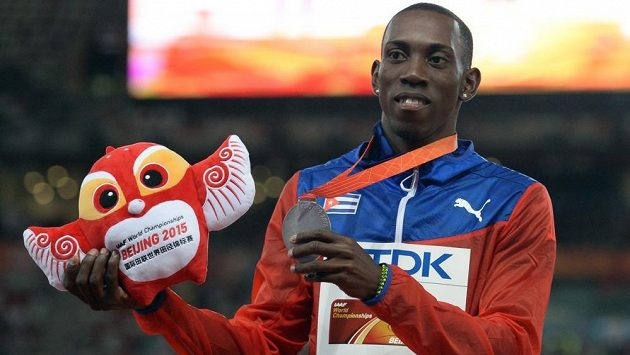 Kubánský trojskokan Pedro Pablo Pichardo slaví stříbro na MS v Pekingu. Kubánský trojskokan Pedro Pablo Pichardo slaví stříbro na MS v Pekingu.