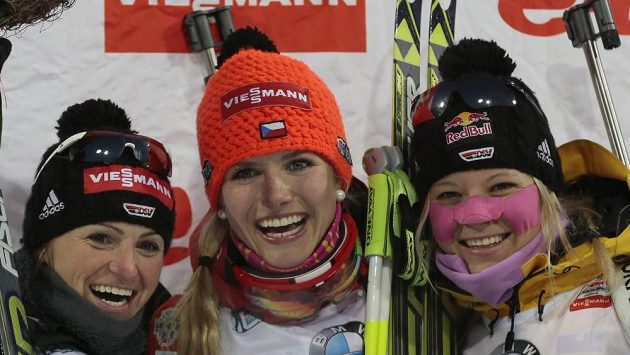 Česká biatlonistka Gabriela Soukalová (uprostřed) se raduje z triumfu v Chanty Mansijsku vedle německých reprezentantek Henkelové a Gossnerové. Česká biatlonistka Gabriela Soukalová (uprostřed) se raduje z triumfu v Chanty Mansijsku vedle německých reprezentantek Henkelové a Gossnerové.