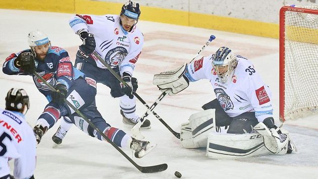 Vladimír Růžička z Chomutova se snaží prosadit před brankou Liberce během pátého utkání semifinále play off hokejové extraligy. Připraven zasáhnout je brankář Roman Will, útočníka brání liberecký bek Mário Bližňák. Vladimír Růžička z Chomutova se snaží prosadit před brankou Liberce během pátého utkání semifinále play off hokejové extraligy. Připraven zasáhnout je brankář Roman Will, útočníka brání liberecký bek Mário Bližňák.