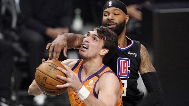 Chorvat Dario Šarič (vlevo) z Phoenixu v souboji s Marcusem Morrisem z Los Angeles Clippers. Chorvat Dario Šarič (vlevo) z Phoenixu v souboji s Marcusem Morrisem z Los Angeles Clippers.
