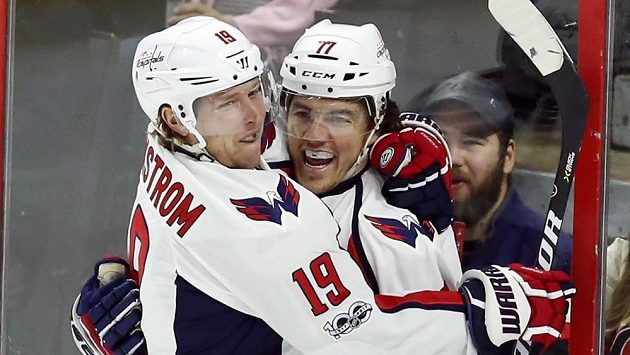 Nicklas Bäckström (19) a jeho spoluhráč z Washingtonu T.J. Oshie (77) při utkání s Ottawou. Nicklas Bäckström (19) a jeho spoluhráč z Washingtonu T.J. Oshie (77) při utkání s Ottawou.