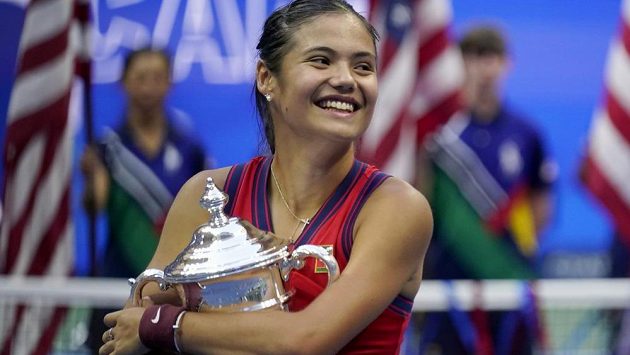 Emma Raducanuová s trofejí pro vítězku US Open. Emma Raducanuová s trofejí pro vítězku US Open.