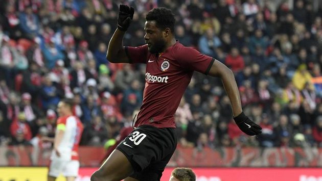 Benjamin Tetteh ze Sparty a Ladislav Takács ze Slavie. Benjamin Tetteh ze Sparty a Ladislav Takács ze Slavie.