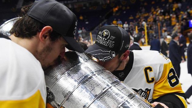 Hvězdy Pittsburghu Penguins Sidney Crosby (87) a Jevgenij Malkin (71) líbají Stanley Cup. Tučňákům se po výhře 2:0 na ledě Nashvillu povedlo trofej obhájit. Hvězdy Pittsburghu Penguins Sidney Crosby (87) a Jevgenij Malkin (71) líbají Stanley Cup. Tučňákům se po výhře 2:0 na ledě Nashvillu povedlo trofej obhájit.