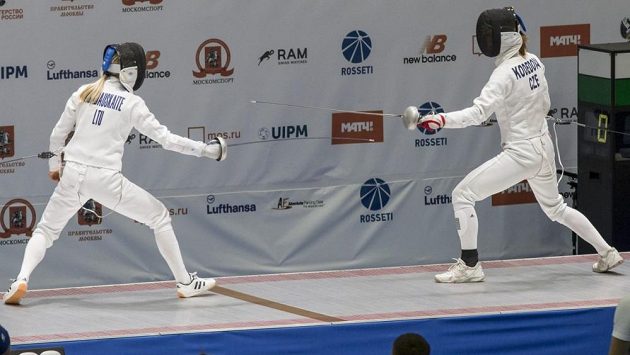 Moderní pětibojařka Barbora Kodedová (vpravo) při šermu s Litevkou Laurou Asadauskaitéovou. Moderní pětibojařka Barbora Kodedová (vpravo) při šermu s Litevkou Laurou Asadauskaitéovou.
