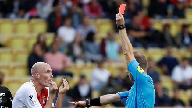 Andrea Raggi z Monaka dostává v duelu Rennes červenou kartu. Andrea Raggi z Monaka dostává v duelu Rennes červenou kartu.