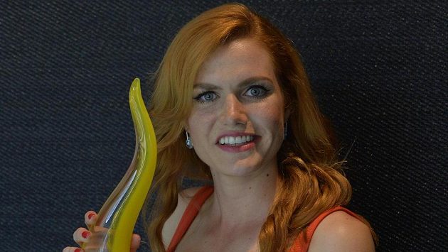 Biatlonistka Gabriela Koukalová představila skleněnou trofej pro české olympioniky, kterou sama navrhla. Biatlonistka Gabriela Koukalová představila skleněnou trofej pro české olympioniky, kterou sama navrhla.
