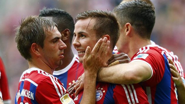 Mario Götze z Bayernu (uprostřed) oslavuje svůj gól v utkání proti Stuttgartu. Mario Götze z Bayernu (uprostřed) oslavuje svůj gól v utkání proti Stuttgartu.