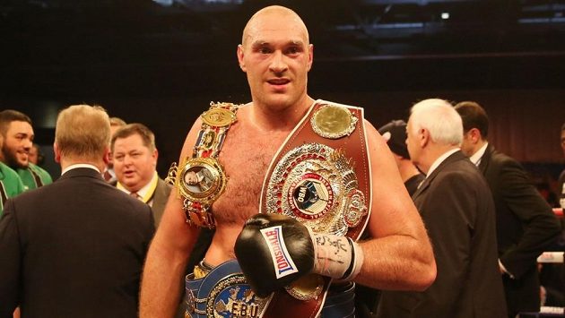 Britský obr Tyson Fury se dočká vytoužené bitvy s Vladimirem Kličkem. Britský obr Tyson Fury se dočká vytoužené bitvy s Vladimirem Kličkem.