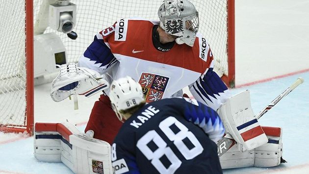 Patrick Kane střílí třetí gól USA brankáři Pavlu Francouzovi. Patrick Kane střílí třetí gól USA brankáři Pavlu Francouzovi.