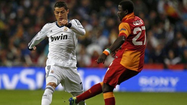 Hvězda Realu Madrid Cristiano Ronaldo v souboji s Emmanuelem Ebouém z Galatasaraye. Hvězda Realu Madrid Cristiano Ronaldo v souboji s Emmanuelem Ebouém z Galatasaraye.