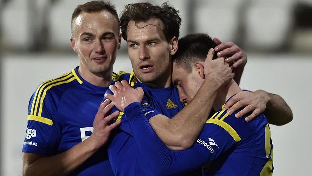 Radost jihlavských hráčů z gólu (zleva) Pavel Dvořák, Michael Rabušic a Davis Ikaunieks. Radost jihlavských hráčů z gólu (zleva) Pavel Dvořák, Michael Rabušic a Davis Ikaunieks.