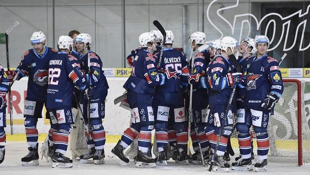 Chomutovští hokejisté slaví na ledě Brna postup do čtvrtfinále play off. Chomutovští hokejisté slaví na ledě Brna postup do čtvrtfinále play off.