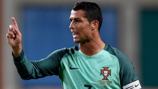 Ve výběru UEFA pochopitelně nechybí ani hvězdný Portugalec Cristiano Ronaldo. Ve výběru UEFA pochopitelně nechybí ani hvězdný Portugalec Cristiano Ronaldo.