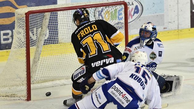 Litvínovský obránce Tomáš Frolo střílí gól do sítě Komety. Vpravo je brankář Marek Čiliak. Zády přihlíží obránce Petr Kuboš. Litvínovský obránce Tomáš Frolo střílí gól do sítě Komety. Vpravo je brankář Marek Čiliak. Zády přihlíží obránce Petr Kuboš.