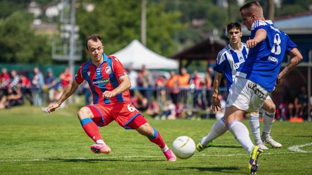 Ikona Plzně David Limberský v modrém dresu Domažlic v přípravném duelu proti Viktorii. Na snímku s bývalým spoluhráčem Káčerem. Ikona Plzně David Limberský v modrém dresu Domažlic v přípravném duelu proti Viktorii. Na snímku s bývalým spoluhráčem Káčerem.
