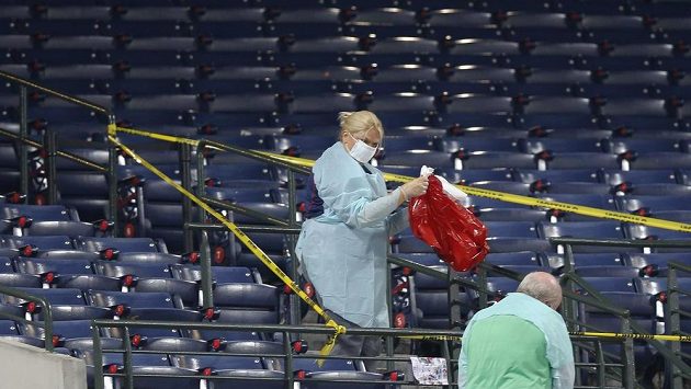 Část tribuny baseballového stadiónu Turner Field v Atlantě, kam dopadl fanoušek. Část tribuny baseballového stadiónu Turner Field v Atlantě, kam dopadl fanoušek.