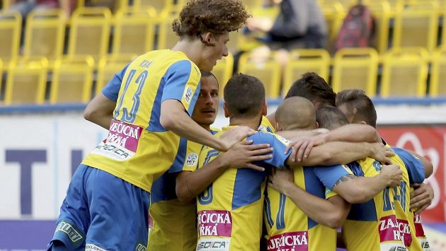 Radost teplických hráčů po vstřeleném gólu. Teplice v 5. kole první fotbalové ligy vyhrály nad Jihlavou nakonec 3:1. Radost teplických hráčů po vstřeleném gólu. Teplice v 5. kole první fotbalové ligy vyhrály nad Jihlavou nakonec 3:1.