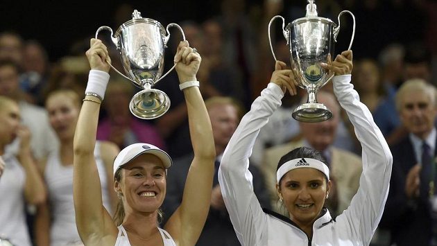 Martina Hingisová se po 17 letech dočkala triumfu ve Wimbledonu. Vpravo Sania Mirzaová. Martina Hingisová se po 17 letech dočkala triumfu ve Wimbledonu. Vpravo Sania Mirzaová.