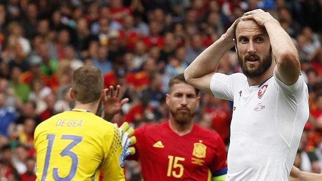 Roman Hubník (vpravo) měl proti Španělům i jednu slibně vypadající šanci. Roman Hubník (vpravo) měl proti Španělům i jednu slibně vypadající šanci.