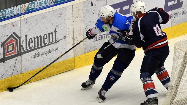 Plzeňský útočník Jakub Koreis (vlevo) v souboji s chomutovským forvardem Markem Tomicou. Plzeňský útočník Jakub Koreis (vlevo) v souboji s chomutovským forvardem Markem Tomicou.