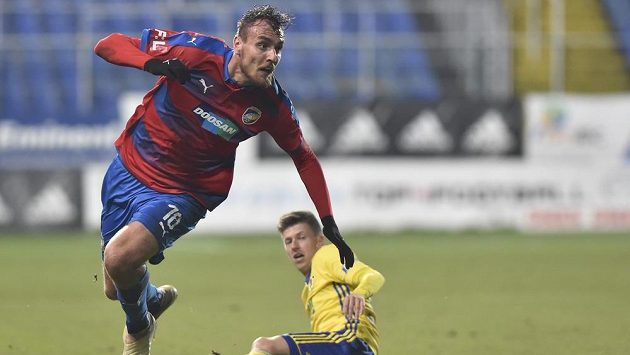 Plzeňský Tomáš Chorý (vlevo) v souboji s Lukášem Bartošákem ze Zlína. Plzeňský Tomáš Chorý (vlevo) v souboji s Lukášem Bartošákem ze Zlína.