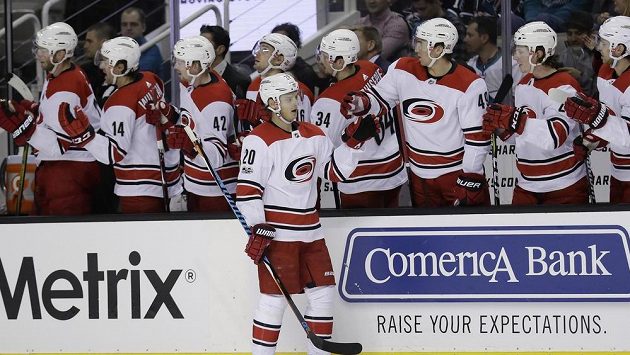 Hokejisté Caroliny Hurricanes se radují z gólu. Hokejisté Caroliny Hurricanes se radují z gólu.