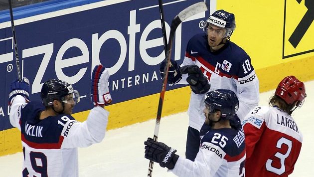 Michel Miklík se raduje se slovenskými spoluhráči z gólu, který vstřelil Dánsku. Michel Miklík se raduje se slovenskými spoluhráči z gólu, který vstřelil Dánsku.