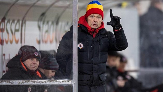 Trenér Sparty Zdeněk Ščasný při přípravě proti Borussii Dortmund. Trenér Sparty Zdeněk Ščasný při přípravě proti Borussii Dortmund.