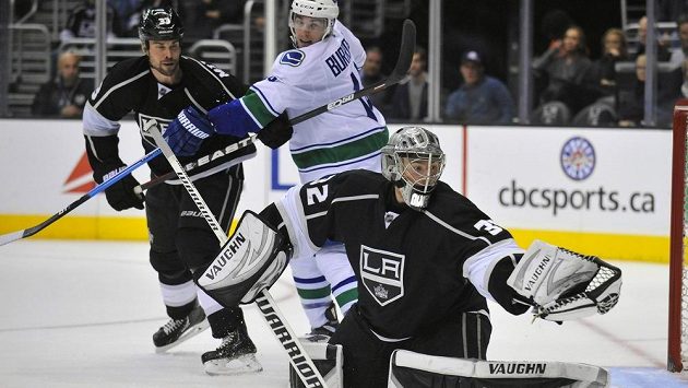 Jonathan Quick, brankář Los Angeles Kings, zasahuje za asistence obránce Willieho Mitchella před dotírajícím Alexem Burrowsem z Vancouveru. Jonathan Quick, brankář Los Angeles Kings, zasahuje za asistence obránce Willieho Mitchella před dotírajícím Alexem Burrowsem z Vancouveru.
