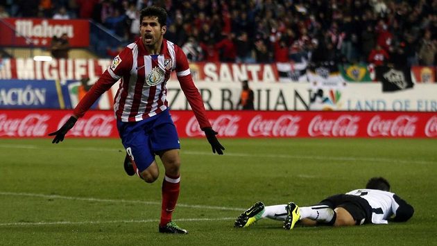 Diego Costa, střelec Atlétika Madrid, oslavuje svoji trefu v duelu s Valencií. Diego Costa, střelec Atlétika Madrid, oslavuje svoji trefu v duelu s Valencií.