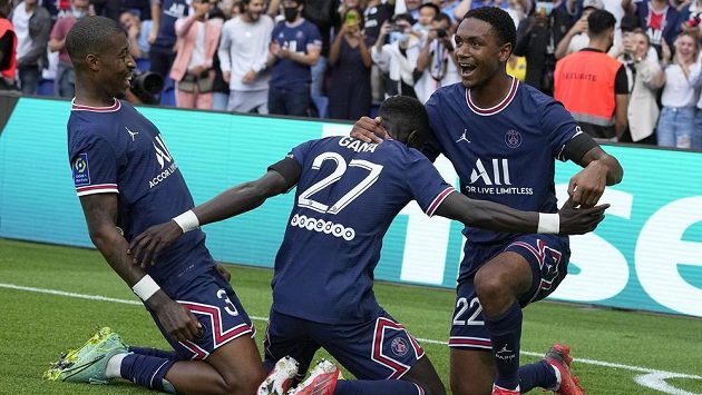 Fotbalista PSG Idrissa Gueye slaví se spoluhráči jeden z gólů v utkání francouzské ligy. Fotbalista PSG Idrissa Gueye slaví se spoluhráči jeden z gólů v utkání francouzské ligy.