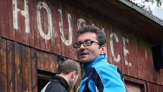 Ondřej Vetchý hrál v serialu a filmu Okresní přebor fanatického trenéra Jirku Luňáka zvaného Jiřina. Ondřej Vetchý hrál v serialu a filmu Okresní přebor fanatického trenéra Jirku Luňáka zvaného Jiřina.