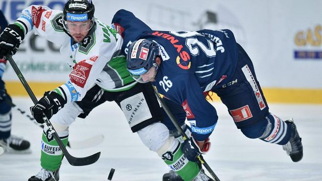 Petr Vampola (vlevo) z Boleslavi v souboji s libereckým útočníkem Petrem Jelínkem v zápase 13. kola Tipsport extraligy. Petr Vampola (vlevo) z Boleslavi v souboji s libereckým útočníkem Petrem Jelínkem v zápase 13. kola Tipsport extraligy.