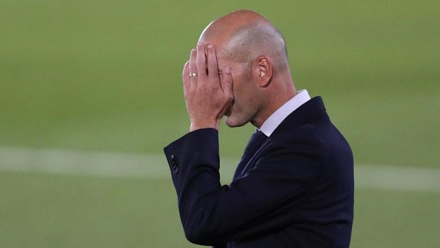 Trenér Realu Madrid Zinédine Zidane nechápal, proč se po výhře jeho týmu nad San Sebastianem řešil výkon rozhodčího. Trenér Realu Madrid Zinédine Zidane nechápal, proč se po výhře jeho týmu nad San Sebastianem řešil výkon rozhodčího.