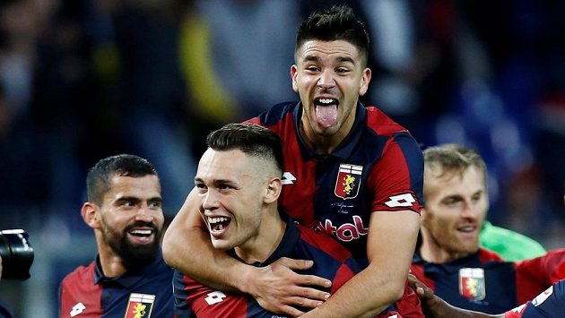 Janovští Lucas Ocampos (dole) a Giovanni Simeone se radují během zápasu s Juventusem. Janovští Lucas Ocampos (dole) a Giovanni Simeone se radují během zápasu s Juventusem.