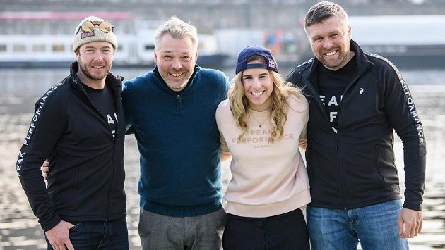 Ester Ledecká se svým týmem. Zleva snowboardový trenér Justin Reiter, lyžařský kouč Tomáš Bank a servisman Miloš Machytka. Ester Ledecká se svým týmem. Zleva snowboardový trenér Justin Reiter, lyžařský kouč Tomáš Bank a servisman Miloš Machytka.
