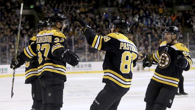 Hráči Bostonu oslavují hattrick Patrice Bergerona (37) proti Carolině. Zprava Marchand (63) a Pastrňák (88). Hráči Bostonu oslavují hattrick Patrice Bergerona (37) proti Carolině. Zprava Marchand (63) a Pastrňák (88).