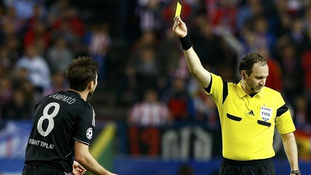 UEFA zohledňuje i počet žlutých karet. Ilustrační foto. UEFA zohledňuje i počet žlutých karet. Ilustrační foto.