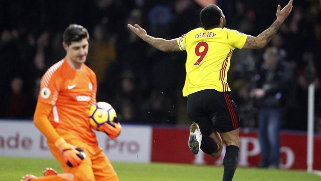 Střelec Watfordu Troy Deeney slaví. I jeho zásluhou si Chelsea odvezla debakl. Střelec Watfordu Troy Deeney slaví. I jeho zásluhou si Chelsea odvezla debakl.