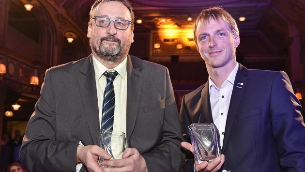 Šéftrenér české biatlonové reprezentace Ondřej Rybář (vpravo) získal potřetí za poslední čtyři roky ocenění pro trenéra roku v kategorii individuálních sportů. V kategorii týmových her zvítězil trenér volejbalových mistrů Evropy do 19 let Jiří Zach.. Šéftrenér české biatlonové reprezentace Ondřej Rybář (vpravo) získal potřetí za poslední čtyři roky ocenění pro trenéra roku v kategorii individuálních sportů. V kategorii týmových her zvítězil trenér volejbalových mistrů Evropy do 19 let Jiří Zach..