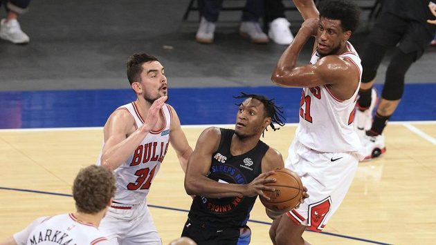 Basketbalista New Yorku Knicks Immanuel Quickley (5) se snaží prosadit v utkání NBA proti Tomáši Satoranskému v barvách Chicaga Bulls. Basketbalista New Yorku Knicks Immanuel Quickley (5) se snaží prosadit v utkání NBA proti Tomáši Satoranskému v barvách Chicaga Bulls.