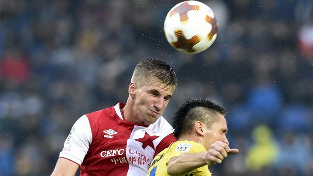 Jakub Jugas ze Slavie a Lukáš Železník ze Zlína v utkání první fotbalové ligy. Jakub Jugas ze Slavie a Lukáš Železník ze Zlína v utkání první fotbalové ligy.