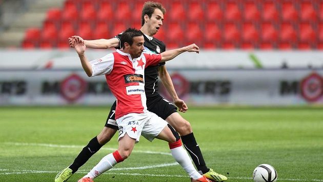 Plzeňský záložník Tomáš Hořava (vzadu) a Damien Boudjemaa ze Slavie. Plzeňský záložník Tomáš Hořava (vzadu) a Damien Boudjemaa ze Slavie.