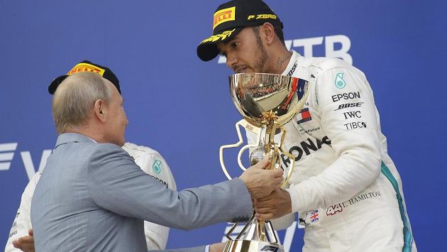 Lewis Hamilton přebírá trofej určenou pro vítěze GP Soči. Lewis Hamilton přebírá trofej určenou pro vítěze GP Soči.
