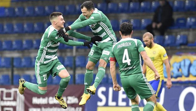 Fotbalisté Bohemians se radují z gólu, zleva Antonín Vaníček, Martin Dostál a Josef Jindřišek. Fotbalisté Bohemians se radují z gólu, zleva Antonín Vaníček, Martin Dostál a Josef Jindřišek.